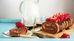 Strawberry chocolate Swiss roll — Stock Photo