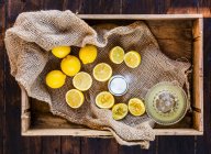 Spremendo limoni freschi con zucchero — Foto stock