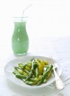 'Schupfnudeln' (finger-shaped potato dumplings) with wild garlic pesto and asparagus, served with a wild garlic and ayran smoothie — Stock Photo