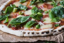 Hausgemachte Pizza mit Tomaten, Bocconcini und Basilikum (Nahaufnahme)) — Stockfoto