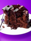 Primer plano de deliciosa rebanada de pastel de chocolate con chocolate - foto de stock
