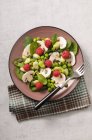 Ein Pilzsalat mit Spinat, Bohnen, Erbsen und Himbeeren — Stockfoto