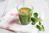 Grüner Smoothie mit Karotten und Feldsalat — Stockfoto