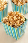 Caramel salé popcorn vue rapprochée — Photo de stock