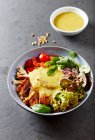 Курячий салат з салатом, помідорами, підсмаженим насінням соняшнику та медоносною заправкою — стокове фото