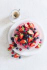 Sommerlicher Quarkkuchen mit Beeren — Stockfoto