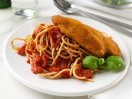 Un plato de pechuga de pollo al vapor con espaguetis integrales - foto de stock