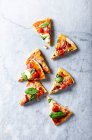 Rebanadas de pizza de mozzarella y gorgonzolla con hojas de espinaca - foto de stock