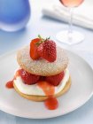 Une fraise sable sur une assiette dans un décor de table — Photo de stock