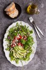 Insalata di quinoa con rucola, avocado, cubetti di feta, schiocchi di zucchero e pomodori — Foto stock