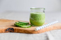 Un batido verde con pepino - foto de stock