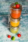 Várias sopas coloridas em frascos de vidro, sopa de brócolis, sopa de tomate, sopa de abóbora — Fotografia de Stock