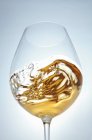 Vin blanc dans un verre avec une vague — Photo de stock