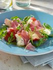 Salada de verão burrata pêssego fresco e presunto prosciutto — Fotografia de Stock
