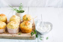 Muffin piccanti al formaggio con erbe aromatiche e yogurt — Foto stock