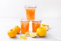 Engarrafamento de bergamota caseiro com zests — Fotografia de Stock