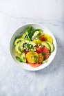 Салат из цитрусовых и авокадо с детским шпинатом и миндалем — стоковое фото