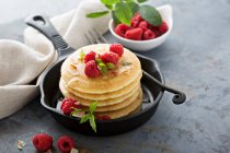 Stapel flauschiger Buttermilch-Pfannkuchen mit Himbeere und Kokosnuss zum Frühstück — Stockfoto