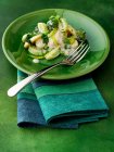Зеленый салат с курицей и овощами — стоковое фото