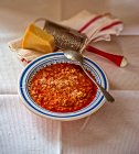 Pasta e fagioli sopa de feijão com macarrão, coberto com parmesão — Fotografia de Stock