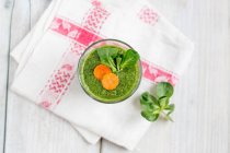 Smoothie verde com cenouras e alface de cordeiro — Fotografia de Stock