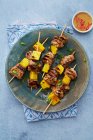 Carne de porco grelhada e kebabs de manga com molho de pimenta — Fotografia de Stock