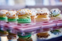 Verschiedene Macarons auf Glasplatte, Nahaufnahme — Stockfoto