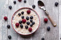 Porridge with amaranth, raspberries and blueberries — Stock Photo