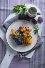 Veganer lila Kartoffelbrei mit Zucchini-Karotten-Gemüse und Tofu — Stockfoto