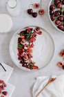 Yogourt aux cerises et fraises — Photo de stock