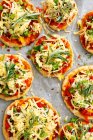 Vegetarische Pizzen mit Paprika und Rosmarin — Stockfoto