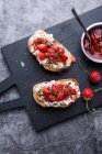 Toasted bread with vegan cottage cheese and strawberry chili chutney — Stock Photo