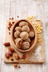 Boulettes de pain aux fruits avec graines de sésame et noix de coco — Photo de stock