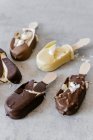 Mini gelati assortiti su bastoncini, tritati — Foto stock