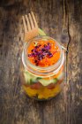 Салат з веселки в скляних банках з червоною капустою, жовтим перцем, помідорами, огірком, морквою та паростками буряків — стокове фото