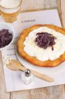 Langos (lievito di pane piatto, Ungheria) con panna acida, feta e marmellata di cipolle — Foto stock