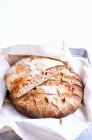 Primer plano de delicioso pan de masa fermentada de levadura natural - foto de stock