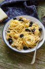Спагетті зі смаженою цвітною капустою та чорними оливками — стокове фото