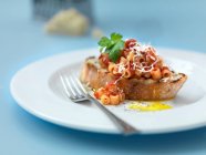 Pasta mit Tomatensauce und geriebenem Käse auf gegrilltem Brot — Stockfoto