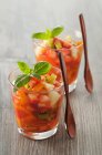 Salade de fruits aux fraises, abricot, pêches, kiwi et basilic — Photo de stock