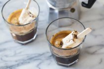 Espresso com sorvete de baunilha em paus — Fotografia de Stock