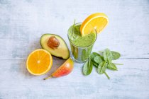 Ein grüner Smoothie mit Avocado, Spinat, Orange und Birnen — Stockfoto