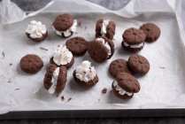 Biscotti vegani al cioccolato con ripieno di crema alla vaniglia — Foto stock