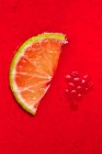 Половина ломтика лайма и малины в лимонном и малиновом желе (полная рамка)) — стоковое фото