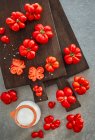 Pomodori su un tagliere scuro con sale marino grosso — Foto stock
