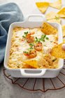 Würziger Käse-Garnelen-Dip mit Tortilla-Chips — Stockfoto