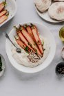 Hummus mit gerösteten Karotten Pittabrot und Knoblauch — Stockfoto