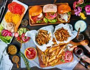 Burgers et frites pour dîner de la ferme à la table — Photo de stock