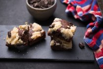 Vegane Schokolade Vanille Brookies mit dunklen Schokoladenstücken — Stockfoto