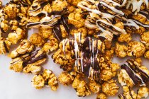 Зебра попкорн: сладкий попкорн с белым и темным шоколадом остекление — стоковое фото